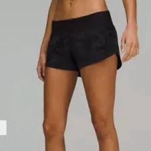 Lululemon Speed Up Low Rise Shorts in Black Camo Size 8 (No Drawstring)